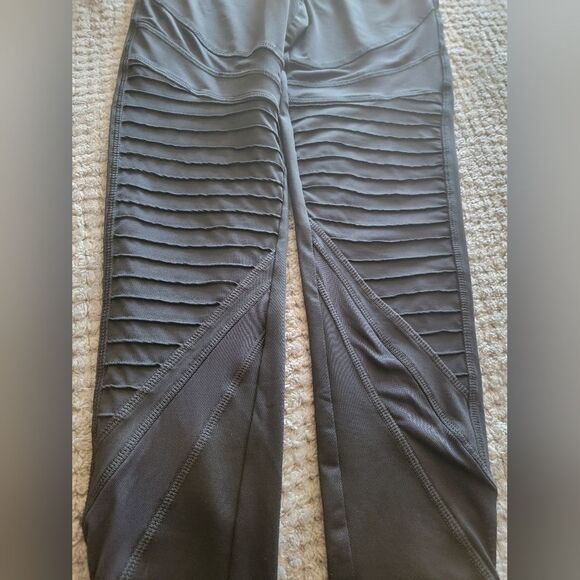 Aerie Black High-Waisted Leggings - Picture 3 of 9